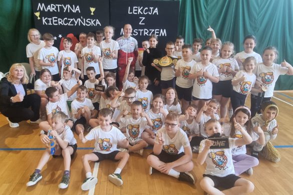 uczniowie z mistrzynią Muaythai