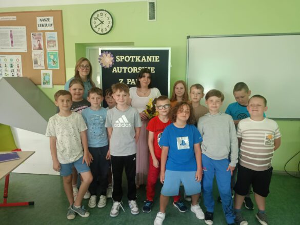 uczniowie wraz z pisarką